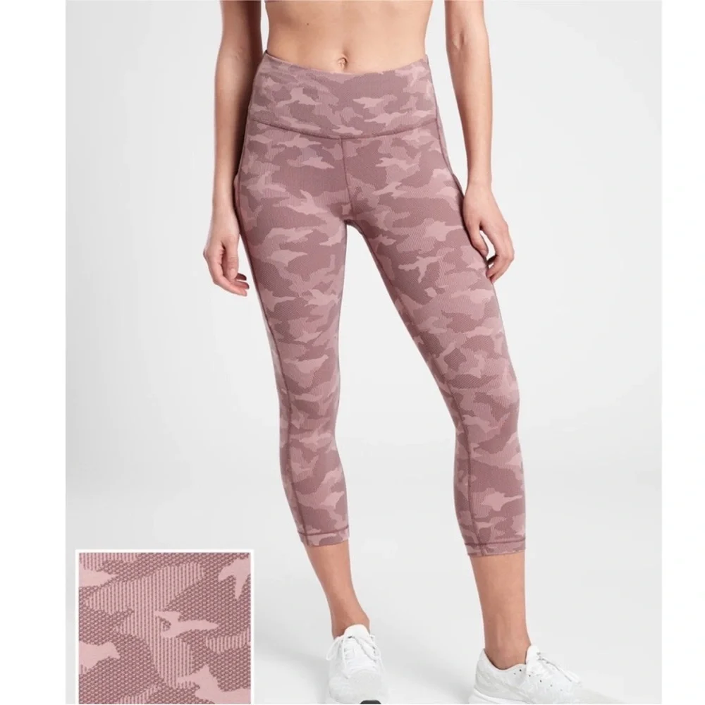 Athleta Ultimate Stash Pocket Camo Capri Leggings M – Pink Activewear